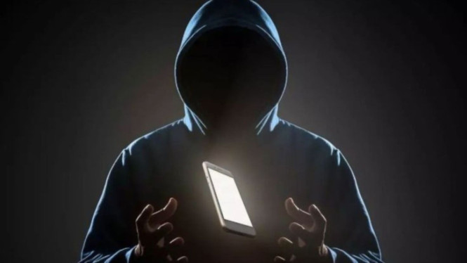 Pencurian data, 1. Mengabaikan pembaruan sistem dan aplikasi, 2. Menggunakan kata sandi yang lemah atau sama di banyak akun, 3. Sembarangan unduh aplikasi dari luar Play Store atau App Store, 4. Terhubung ke Wi-Fi publik tanpa VPN, 5. Mengabaikan izin aplikasi, 6. Tidak mengunci ponsel dengan sistem keamanan tambahan, 7. Login di perangkat atau browser orang lain tanpa keluar