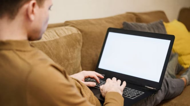 Ilustrasi main laptop, 1. Gunakan Charger Asli dan Hindari Overcharging, 2. Jaga Suhu Laptop Agar Tidak Overheat, 3. Bersihkan Laptop Secara Rutin, 4. Rawat Baterai Supaya Tetap Sehat, 5. Jangan Sering Mematikan Laptop Secara Paksa, 6. Jauhkan dari Air dan Ruangan Lembap, 7. Gunakan Aksesoris yang Aman dan Berkualitas