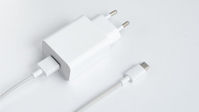 Charger HP, 1. Harga Jauh Lebih Murah, 2. Kualitas Bahan Terlihat Murahan, 3. Port dan Konektor Tidak Presisi, 4. Tidak Ada Sertifikasi Resmi, 5. Pengisian Daya Tidak Stabil, 6. Tidak Ada Fitur Proteksi, 7. Bobot Lebih Ringan