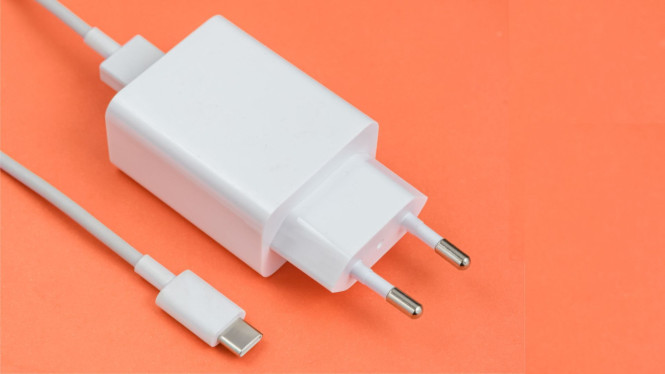 Charger HP, 1. Menggulung Kabel Secara Sembarangan, 2. Menggunakan Charger Saat Dicas, 3. Membiarkan Charger Selalu Tertancap, 4. Menyimpan di Tempat yang Lembap atau Panas, 5. Menggunakan Charger Palsu atau Tidak Original, 6. Mengisi Daya di Posisi Kabel Tertekuk