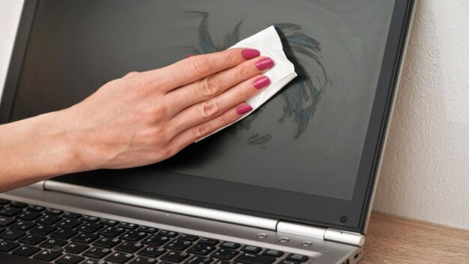 Ilustrasi membersihkan laptop pakai tissue, 1. Laptop Lemot Akibat Cache atau File Sampah, 2. Keyboard Tidak Merespons, 3. Baterai Laptop Cepat Habis, 4. Layar Laptop Blank atau Flickering, 5. Overheating Akibat Debu di Kipas