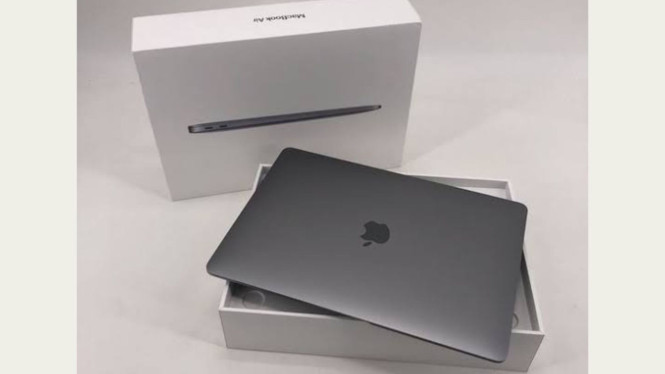 Ilustrasi MacBook Air, 1. Apakah kamu sudah atau berencana bikin aplikasi iOS?, 2. Seberapa penting desain buat kamu?, 3. Apakah kamu sering multitasking dengan software berat?, 4. Apakah kamu sudah terbiasa pakai iPhone atau iPad?, 5. Seberapa sering kamu bawa laptop ke luar rumah?, 6. Apakah kamu suka otak-atik dan custom sistem operasi?, 7. Apakah kamu butuh banyak software gratis atau bajakan?, 8. Seberapa besar budget kamu?, 9. Apakah kamu suka tampil “berkelas” di meja kerja?, 10. Apakah kamu sering main game?