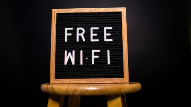 Ilustrasi wifi, 1. Jangan lakukan transaksi perbankan atau akses dompet digital, 2. Jangan login ke akun yang menyimpan data sensitif, 3. Jangan transfer atau buka file sensitif, 4. Jangan pakai untuk aktivitas ilegal atau berbahaya, 5. Jangan otomatis terhubung ke jaringan yang tak dikenal, 6. Jangan abaikan peringatan sertifikat atau captive portal mencurigakan, 7. Jangan bagikan file via jaringan lokal tanpa enkripsi