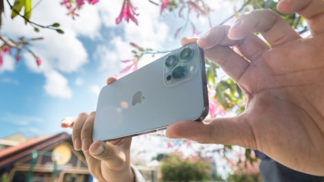 Tips Fotografi dengan iPhone, 1. Aktifkan Apple ProRAW untuk Hasil Foto Lebih Tajam dan Fleksibel, 2. Manfaatkan Lensa Telephoto 5x untuk Foto Potret yang Lebih Dramatis, 3. Gunakan AE/AF Lock agar Fokus dan Pencahayaan Tetap Konsisten, 4. Maksimalkan Night Mode untuk Hasil Cerah di Tempat Gelap, 5. Atur Gaya Warna lewat Photographic Styles, 6. Gunakan Grid dan Leveler untuk Komposisi Lebih Rapi, 7. Ambil Banyak Foto dengan Burst Mode, 8. Edit Foto RAW di Lightroom atau Snapseed, 9. Gunakan Aplikasi Kamera Pihak Ketiga seperti Halide, 10. Manfaatkan Golden Hour dan Kenali Arah Cahaya