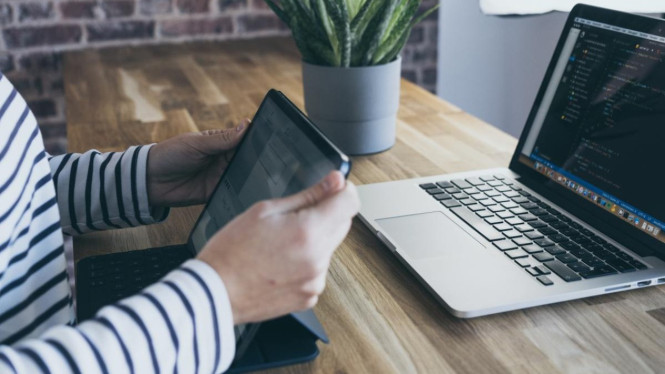 Perbandingan iPad dan Laptop untuk Pelajar, Portabilitas atau Kemudahan Membawa, Cara Menggunakan dan Menulis Tugas, Fitur dan Aplikasi yang Bisa Digunakan, Harga dan Daya Tahan Baterai, Jadi, Pilih yang Mana?