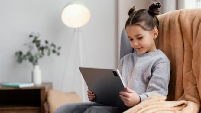 Ilustrasi anak main tablet, 1. Samsung Galaxy Tab A7 Lite, 2. Advan Tab VX Lite, 3. Teclast P20HD, 4. Lenovo Tab M7 Gen 3, 5. Evercoss Etab 10 Prime