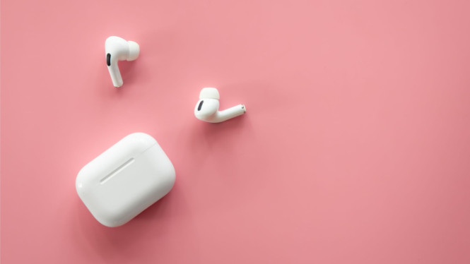 Airpods, 1. Bersihkan AirPods Secara Rutin, 2. Jangan Gunakan Saat Basah atau Berkeringat Berat, 3. Simpan di Casing saat Tidak Digunakan, 4. Hindari Suhu Ekstrem, 5. Perhatikan Kebersihan Charging Case, 6. Gunakan Pelindung Tambahan, 7. Update Firmware Secara Berkala