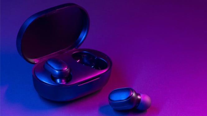 Ilustrasi TWS, 1. Bluetooth Belum Aktif, 2. TWS Belum Masuk Mode Pairing, 3. Terlalu Banyak Perangkat Tersimpan, 4. Baterai TWS Lemah atau Habis, 5. Versi Android atau Sistem Bermasalah, 6. Gangguan pada TWS atau Bluetooth HP, 7. Jarak TWS dan HP Terlalu Jauh