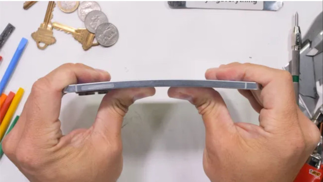 Uji Ketahanan Samsung Galaxy S25 Edge, Layar Sudah Dilapisi Gorilla Glass Ceramic, Tapi Tetap Bisa Tergores, Tahan Panas? Galaxy S25 Edge Lolos Tes Api 30 Detik, Ditekuk Kuat-kuat, Galaxy S25 Edge Tetap Bertahan, Kuat Bukan Berarti Sempurna, Layak untuk Kamu yang Aktif dan Gaya