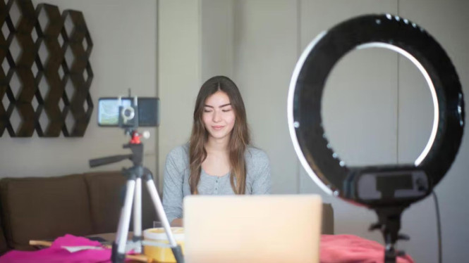 Konten Kreator Gadget, 1. Pilih Gadget yang Sedang Hype, 2. Gunakan Hook yang Kuat di 3 Detik Pertama, 3. Sajikan Visual yang Cinematic dan Detail, 4. Ceritakan Manfaat, Bukan Sekadar Spesifikasi, 5. Tambahkan Call to Action (CTA) yang Natural