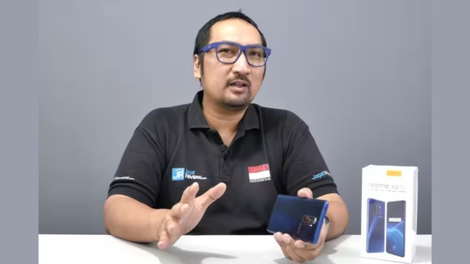 Jagat Review, 1. Kamera atau Smartphone Berkualitas, 2. Tripod dan Lighting Ring, 3. Mikrofon Eksternal, 4. Perangkat Gadget untuk Direview, 5. Software Editing, 6. Modal Kuota Internet dan Platform