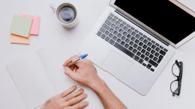 Ilustrasi menulis, Tentukan Target Audiens Sebelum Menulis, Susun Struktur Script yang Jelas, Gunakan Bahasa yang Ringan tapi Informatif, Sisipkan Cerita atau Pengalaman Pribadi, Optimalkan Call to Action dan SEO