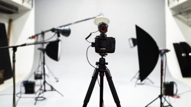 Ilustrasi studio, 1. Pilih Ruangan yang Minim Gangguan Suara, 2. Gunakan Pencahayaan Alami dan Lampu Ring Light, 3. Kamera HP Juga Bisa, Asal Diatur dengan Benar, 4. Gunakan Mic Eksternal untuk Audio Lebih Jernih, 5. Tambahkan Background Sederhana tapi Konsisten, 6. Gunakan Aplikasi Editing Gratis