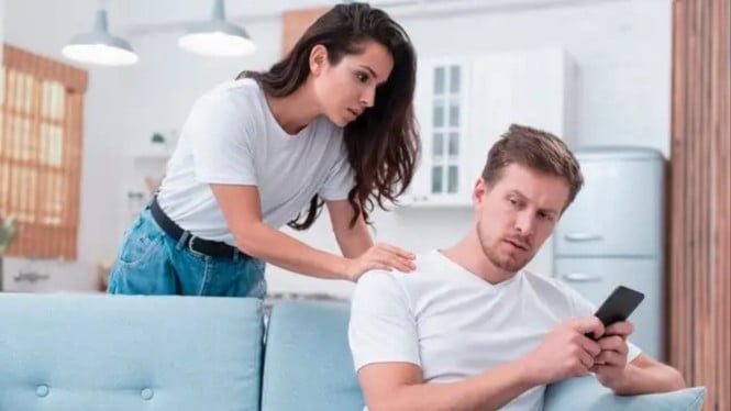 10 Aplikasi di HP Ini Bisa Jadi Tanda Pasangan Selingkuh Diam-Diam, 1. WhatsApp Web Aktif Tanpa Kamu Ketahui, 2. Status Online dan Terakhir Dilihat Sering Berubah Sendiri, 3. Pesan Sudah Dibaca Padahal Kamu Belum Membukanya, 4. Lokasi Real-Time Selalu Diketahui, 5. HP Cepat Panas dan Baterai Boros, 6. Chat atau Log Aktivitas Muncul Sendiri, 7. Aplikasi Tak Dikenal Terpasang Diam-Diam