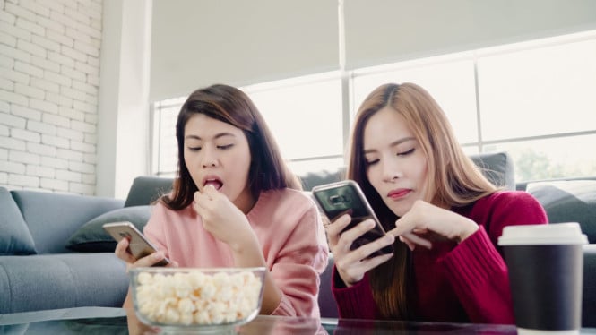 Ilustrasi makan sambil nonton HP, 1. Hiburan Instan: Makan Jadi Nggak Boring, 2. Distraksi dari Pikiran dan Rasa Tak Nyaman, 3. Efek Budaya Digital dan Kebiasaan Baru, 4. Makan Terasa Lebih Nikmat (Padahal Bisa Menipu), 5. Teknologi yang Terlalu Nyaman