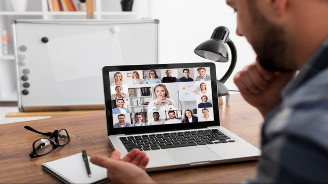 Ilustrasi zoom meeting, 1. Pastikan Mic Kamu Aktif di Zoom, 2. Cek Izin Akses Mikrofon di Laptop, 3. Coba Ganti atau Lepas Headset, 4. Restart Driver Audio, 5. Coba Rekam Suara di Aplikasi Lain, 6. Update Zoom dan Sistem Operasi