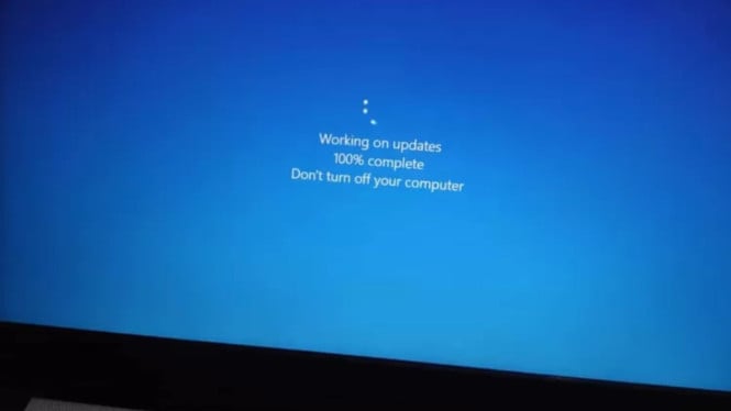 Ilustrasi update laptop, 1. Update Keamanan untuk Perlindungan Maksimal, 2. Driver Baru untuk Kinerja Lebih Stabil, 3. Update Sistem Operasi Biar Nggak Buggy, 4. Update BIOS/UEFI untuk Dukungan Hardware Terbaru, 5. Update Aplikasi Bawaan agar Lebih Optimal