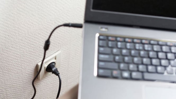 Ilustrasi ngecas laptop, 1. Daya Tidak Stabil Bisa Rusak Komponen, 2. Performa Laptop Bisa Drop, 3. Risiko Overheating Meningkat, 4. Umur Baterai Cepat Menurun, 5. Potensi Kerusakan Permanen