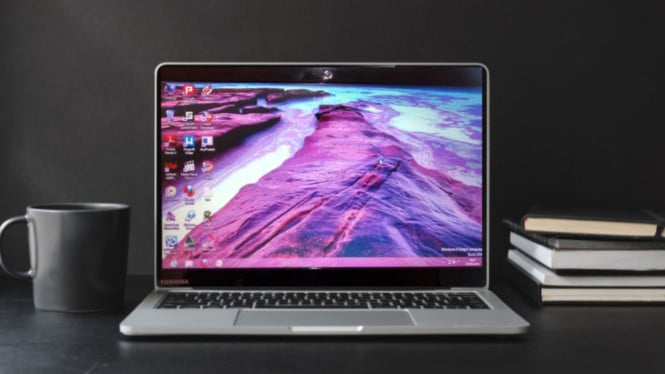 Ilustrasi laptop, 1. Performa Melambat Tanpa Alasan Jelas, 2. Sering Hang atau Freeze, 3. Suara Kipas yang Tidak Normal, 4. Baterai Cepat Habis, 5. Tampilan Layar Tidak Normal, 6. Muncul Bunyi Beep saat Booting, 7. Sering Muncul Pesan Error