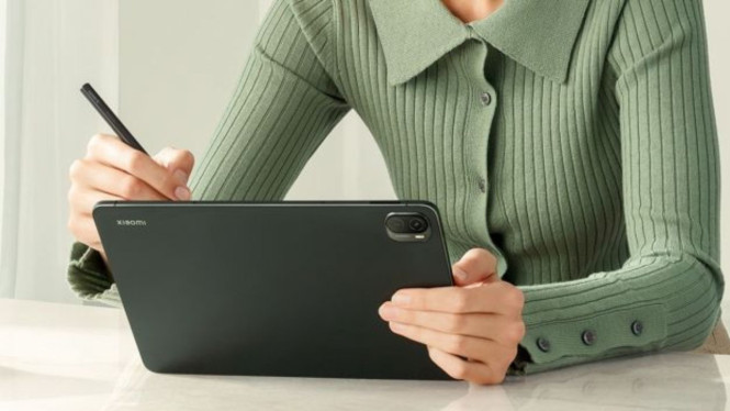 Ilustrasi main tablet, 1. Terlalu Banyak Aplikasi Terinstal, 2. Jarang Restart Tablet, 3. Terlalu Banyak Widget dan Animasi Aktif, 4. Tidak Pernah Update Sistem dan Aplikasi, 5. Penyimpanan Hampir Penuh