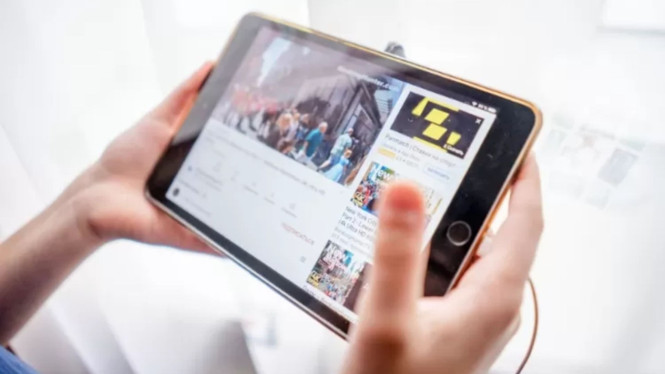 Ilustrasi main tablet, 1. Layar Selalu Disetel Terlalu Terang, 2. Terlalu Banyak Aplikasi Berjalan di Latar Belakang, 3. Bluetooth, Wi-Fi, dan GPS Aktif Terus, 4. Notifikasi Berlebihan dari Banyak Aplikasi, 5. Terlalu Sering Charge Sampai 100% dan Habis Total