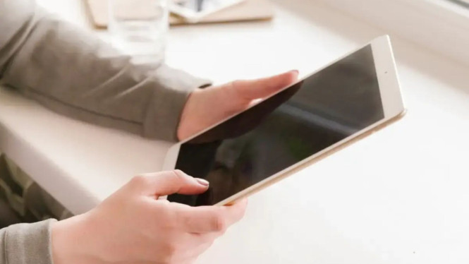 Ilustrasi main tablet, 1. Masalah Baterai: Cepat Habis atau Tidak Mengisi, 2. Layar Tidak Responsif atau Berkedip, 3. Performa Melambat (Lagging), 4. Koneksi Wi-Fi atau Bluetooth Bermasalah, 5. Tablet Tiba-tiba Mati Total atau Tidak Mau Menyala