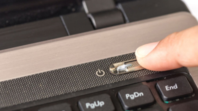 Ilustrasi menyalakan/mematikan laptop, 1. Terlalu Banyak Program Startup, 2. Hard Disk Masih HDD, Bukan SSD, 3. Sistem Operasi Penuh Sampah, 4. Terlalu Banyak Update yang Belum Diinstal, 5. Terinfeksi Malware