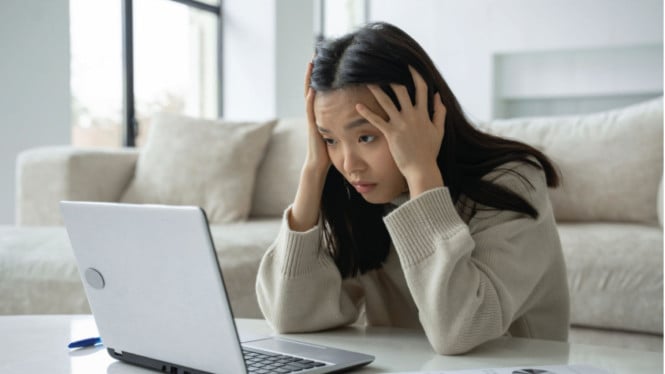 Ilustrasi laptop lemot, 1. Update Sistem yang Menumpuk, 2. Terlalu Banyak Program Saat Startup, 3. Hard Drive Mulai Bermasalah, 4. Cache dan File Sampah Menumpuk, 5. Terlalu Lama Tidak Dinyalakan