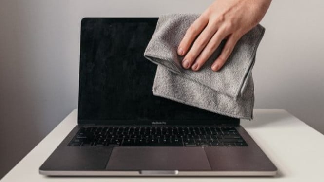 Ilustrasi membersihkan laptop, 1. Gunakan Kain Mikrofiber, Bukan Tisu atau Lap Biasa, 2. Matikan Laptop dan Cabut Semua Kabel Sebelum Dibersihkan, 3. Jangan Semprot Cairan Langsung ke Layar, 4. Lap dengan Lembut dan Gerakan Searah, 5. Biarkan Layar Kering Sepenuhnya