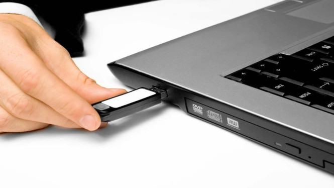 Ilutrasi Flashdisk Laptop, 1. Coba Gunakan Port USB yang Berbeda, 2. Periksa Lewat Disk Management, 3. Perbarui atau Instal Ulang Driver USB, 4. Format Flashdisk (Jika Tidak Ada Data Penting)