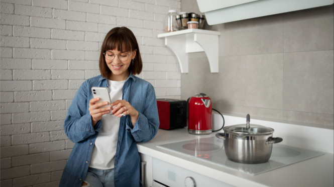 Main HP di dapur/main HP di dekat kompor, 1. Panas Ekstrem Bisa Merusak Komponen HP, 2. Baterai Berisiko Meledak, 3. Layar dan Body HP Bisa Meleleh atau Retak, 4. Sensor dan Kamera Bisa Error, 5. Uap dan Minyak Bisa Merusak Port dan Speaker, 6. HP Bisa Jatuh ke Api atau Cairan Panas