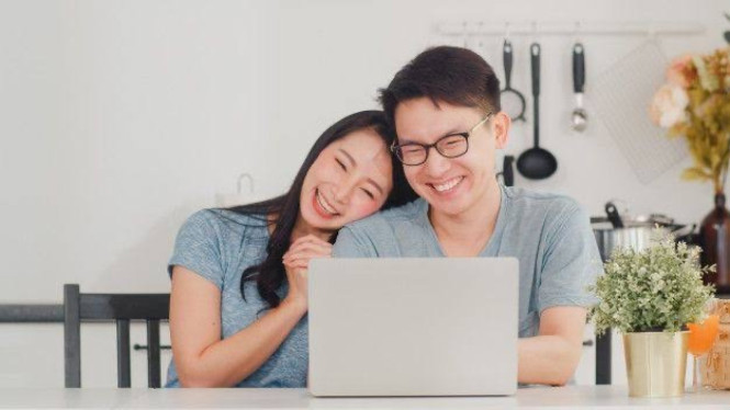 Ilustrasi main laptop, 1. Nonton Film atau Series Bareng, 2. Main Game Online Duo, 3. Bikin Playlist Bareng, 4. Ikut Kelas Online Bareng, 5. Rencanain Liburan Bareng, 6. Bikin Proyek Kreatif Bareng, 7. Video Call Sambil Main Tebak-tebakan