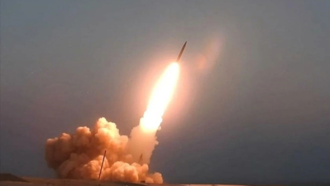 Rudal balistik hipersonik jarak pendek Fattah-2 militer Iran