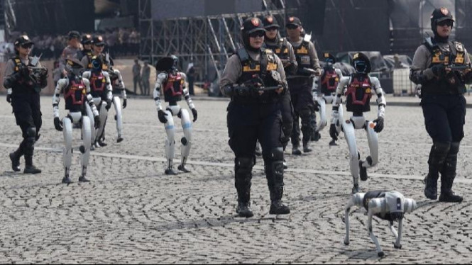 Robot humanoid dan K9 milik Polri dalamperayaan HUT Bhayangkara, 1. Robot Humanoid: Polisi Masa Depan yang Bisa Baris dan Hormat, 2. Robot K9: Detektor Ancaman Berbentuk Anjing, 3. Robot Tank: Mini Drone Darat untuk Misi Taktis, 4. Robot ROPI: Sang Asisten Serbaguna, 5. Drone Agrikultur: Wajah Baru Polri di Sektor Pangan
