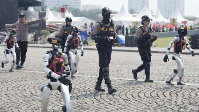Robot humanoid dan K9 milik Polri dalamperayaan HUT Bhayangkara, Tiga Fase Menuju Polri Canggih, Bukan Pengganti Manusia, Tapi Mitra Strategis, Dirancang Anak Bangsa, Masih Dalam Pengembangan, Simbol Komitmen Menuju Era Smart Policing