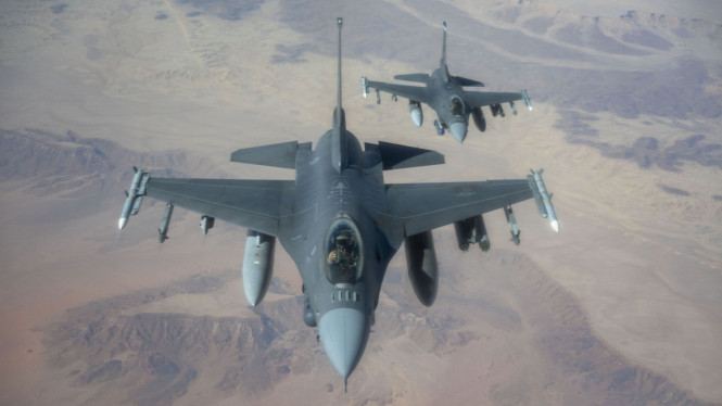 Jet tempur F-16 Fighting Falcon Angkatan Udara AS, Gunakan Lapangan Darurat di Padang Pasir, Komunikasi dan Navigasi Terenkripsi, Pendekatan Mobile Warfare Modern, Didukung Sistem Pertahanan Canggih, Teknologi AI untuk Efisiensi Operasi, Tak Hanya Latihan, Kini Jadi Kenyataan