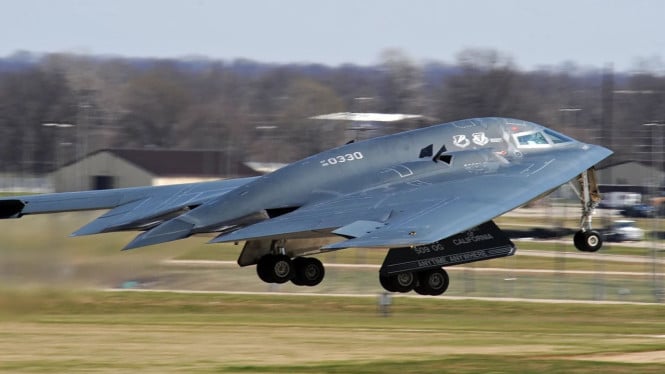 Pesawat B-2 Spirit, Desain Sayap Terbang yang Bukan Sekadar Gaya, Teknologi Siluman Tingkat Dewa, R&amp;D Super Mahal, Tidak Masuk Akal bagi Negara Lain, Harga 1 Unit Capai Rp34 Triliun, Operasional dan Perawatan Mahal Tak Masuk Akal, Teknologi Flight Control Tanpa Ekor yang Rumit, Bukan Cuma Mahal, tapi Terlalu Canggih