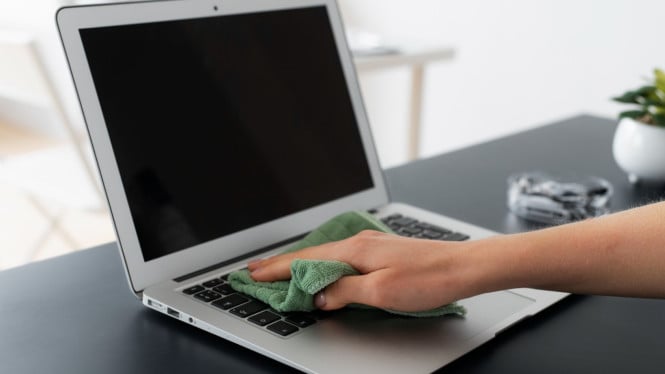 Ilustrasi membersihkan laptop/mengelap laptop, 1. Matikan Laptop dengan Segera, 2. Cabut Semua Sumber Daya dan Periferal, 3. Balikkan Laptop Secara Perlahan, 4. Keringkan dengan Kain Kering dan Lembut, 5. Jangan Langsung Dinyalakan, 6. Cek Fungsi Keyboard Setelah Laptop Menyala
