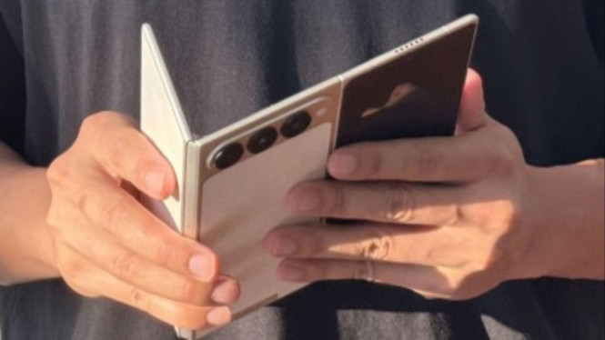 Tecno Phantom Ultimate G Fold, Desain Lipat Inovatif yang Lebih Aman, Tampilan Luar dan Kamera Canggih, Layar Rata Tanpa Lipatan, Ponsel Tiga Layar Tertipis di Dunia?, Bocoran Tambahan dari Ice Universe