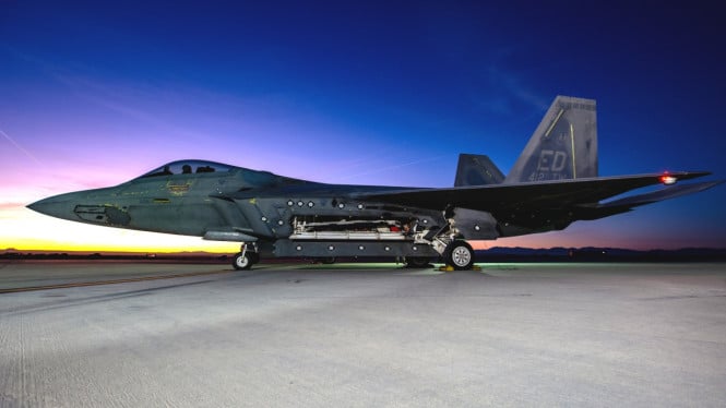 F-22 Raptor, F-22 Akan Jadi Jet Tempur Pertama yang Kendalikan Drone Tempur, Tablet di Kokpit, Tapi Banyak Tantangan, General Atomics dan Anduril Kembangkan Prototipe Drone CCA, Lockheed Martin Sudah Siap Teknologinya, Tantangan Autonomi dan Keamanan, Eksperimen Skala Besar: Dari VENOM Hingga EOU, Masa Depan Pertempuran Udara: Manusia dan Mesin Bahu Membahu