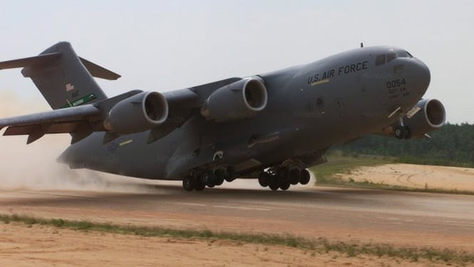 C-17 Globemaster III, Pabrik Produksi Ditutup dan Dijual, Performa dan Spesifikasi yang Diakui Dunia, Kurangnya Permintaan Global di Tengah Stabilitas Geopolitik, Terjegal Anggaran Pertahanan Amerika Serikat, Sejarah Panjang Sejak Era McDonnell Douglas, Jumlah Produksi yang Terbatas Namun Efektif, Kontribusi Besar dalam Misi Militer dan Kemanusiaan, Masa Depan C-17: Apakah Masih Ada Harapan?