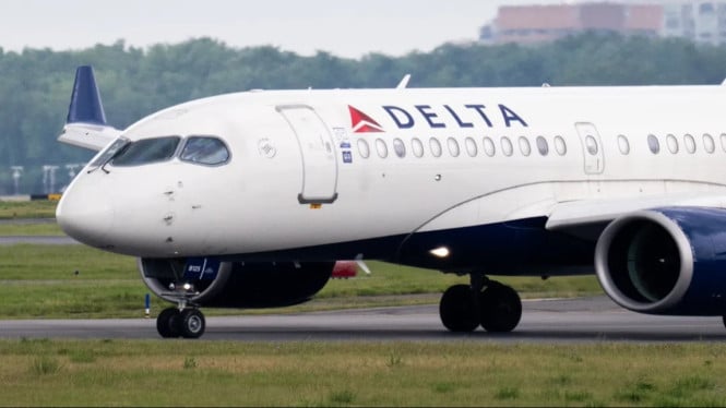 Maskapai Delta Air Lines, Delta Siapkan Algoritma Penentu Harga Tiket, Harga Tiket Bisa Berbeda untuk Setiap Pengguna, Mirip Iklan Google, Tapi untuk Tiket Pesawat, Risiko: Ketidakadilan Harga dan Diskriminasi Algoritmik, Konsumen Harus Makin Cerdas