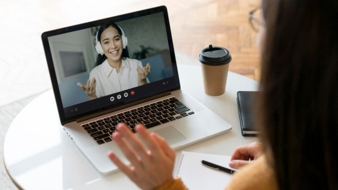 Ilustrasi laptop/kamera laptop/video call/zoom, 1. Lampu Indikator Kamera Menyala Tanpa Alasan, 2. Kinerja Laptop Melambat atau Panas Berlebih, 3. File Aneh Muncul di Penyimpanan, 4. Lonjakan Penggunaan Data Internet, 5. Perilaku Aneh pada Aplikasi atau Sistem