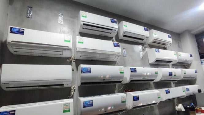 Ilustrasi AC, 1. Sharp AH-A5ZCY Inverter (1 PK) – Harga Rp3,2 Juta, 2. LG Standard Inverter Split (1 PK) – Harga Rp3,1 Juta, 3. Panasonic CS-PN5XJ (1 PK) – Harga Rp3,0 Juta, 4. Daikin FTKF25 (1 PK) – Harga Rp3,5 Juta, 5. Polytron Split Inverter (1 PK) – Harga Rp2,8 Juta, 6. Midea MSAF-09CRDN8 (1 PK) – Harga Rp2,9 Juta, 7. Hisense AS-09UW4SIA (1,5 PK) – Harga Rp3,8 Juta, 8. TCL Elite Series Inverter (1 PK) – Harga Rp3,3 Juta, 9. Changhong CHR-09EP (1 PK) – Harga Rp2,7 Juta, 10. Whirlpool MAC105IFM (1 PK) – Harga Rp3,4 Juta