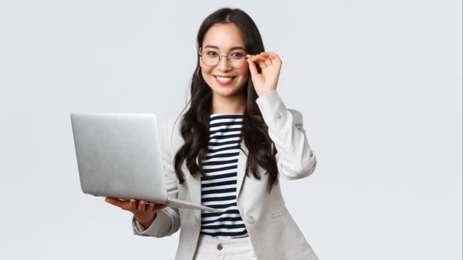 Ilustrasi pekerjaan/laptop, RAM: 8GB atau 16GB?, Prosesor: Minimal Intel Core i5 atau Setara, Penyimpanan: SSD 512GB atau Lebih, Layar: Full HD 14 Inci, Fitur Tambahan