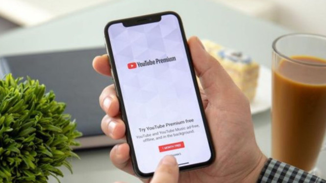 YouTube di smartphone, Ilustrasi YouTube/nonton YouTube, Apa Itu Background Playback?, Cara Mengaktifkan Fitur 'Sakti' di Microsoft Edge Android, Dampak Besar Bagi Microsoft, Google, dan Pengguna, Akankah Google Membiarkan Hal Ini?