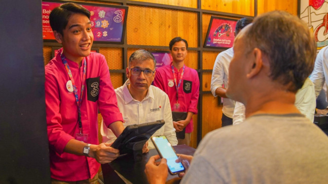 Direktur Indosat Ooredoo Hutchison Bilal Kazmi (kacamata).