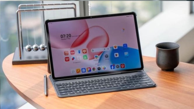 Honor Pad 10, HONOR Pad 10, Desain Tipis dan Premium, Layar 12,1 Inci 2.5K dengan Sertifikasi Eye Comfort, Audio Sinematik dengan Enam Speaker, Performa Tangguh dengan Snapdragon 7 Gen 3, Baterai Jumbo 10.100 mAh dengan Fast Charging, Fitur AI Canggih untuk Produktivitas, Aksesori Lengkap dalam Paket Penjualan, Konektivitas dan Kamera, Varian Lain: HONOR Pad X9a dan Pad X7, Harga dan Ketersediaan di Indonesia