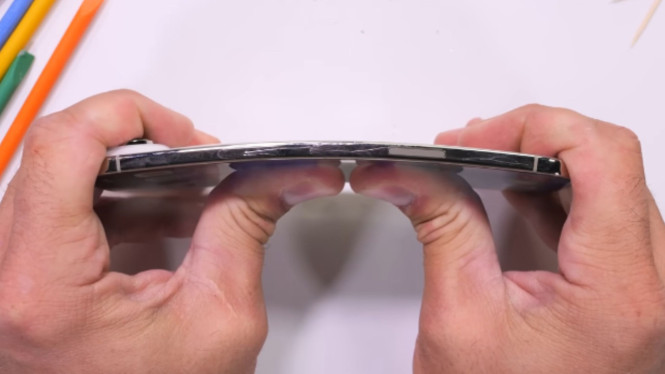 Tes Tekuk iPhone 17 Air, 1. Layar dengan Ceramic Shield 2, 2. Rangka Titanium yang Super Tipis, 3. Hasil Bend Test: Patah atau Tahan Banting?, 4. Perbandingan dengan Samsung Galaxy S25 Edge, 5. Review Awal iPhone Air: Performa dan Kamera