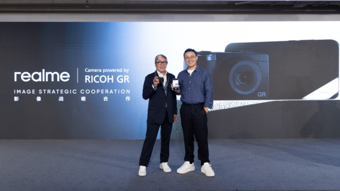 Chase Xu (Realme/kanan) dan Kazunobu Saiki (Ricoh Imaging).